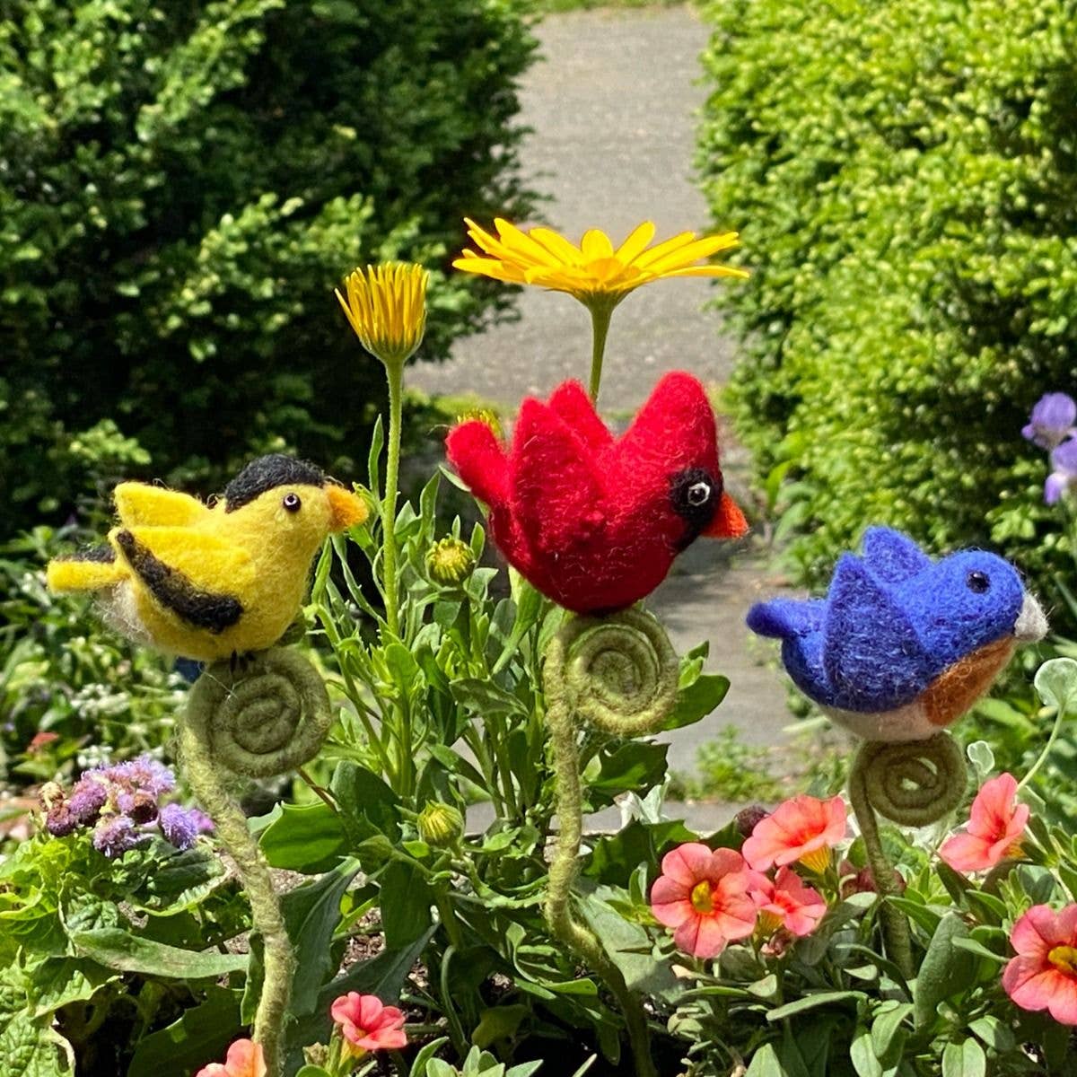 dZi Handmade - Wholesale Decorative Tabletop Object - Goldfinch Frond Friend2