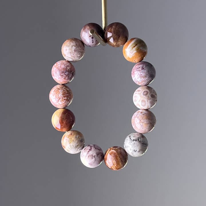 Grand bracelet en perles de cristal de jade et de corail Root Chakra pour la vente par Ninaouity