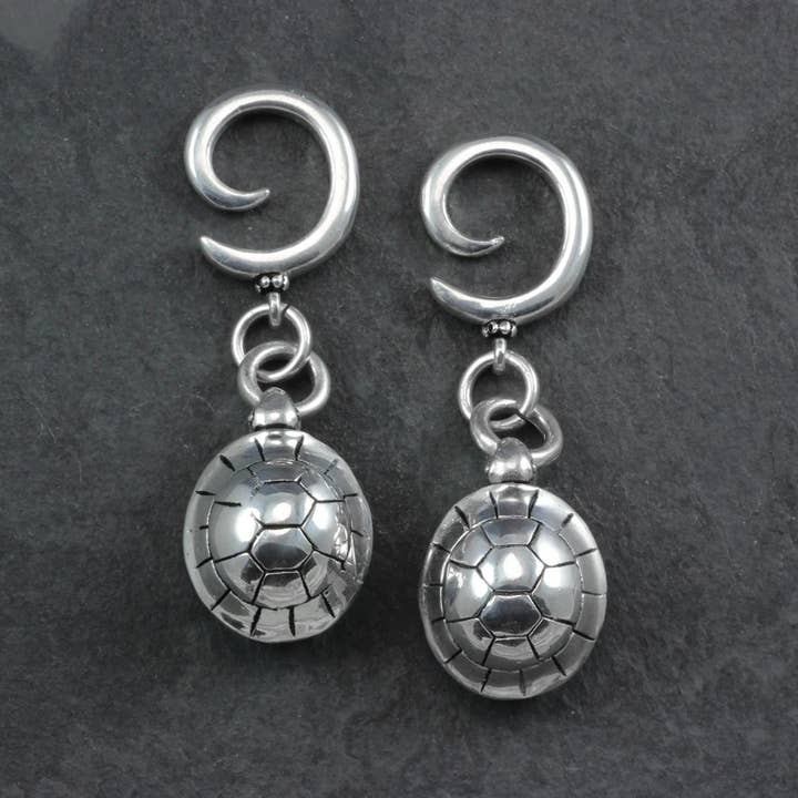 Sköldpadda mätta Spiral Örhängen - Silver för wholesale av Lost Apostle