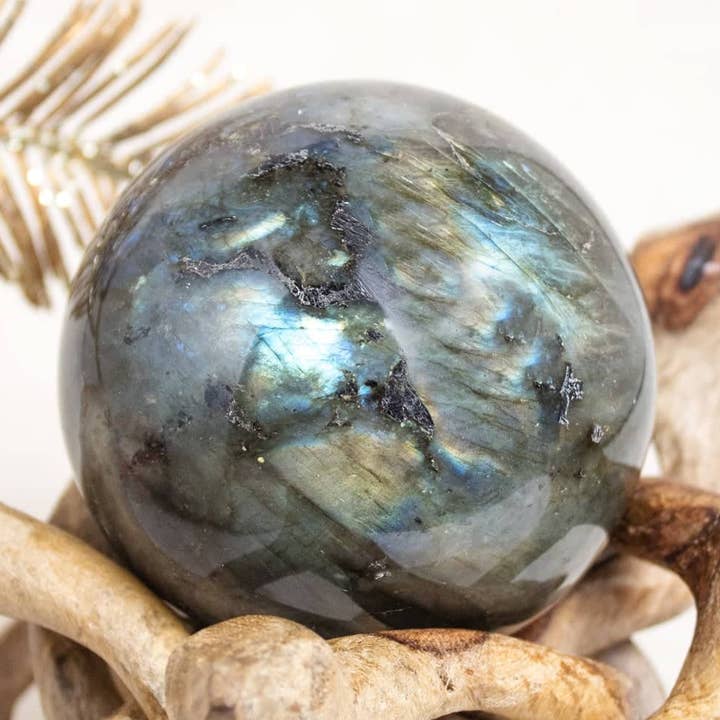 Sphère de Labradorite - Pièce Unique - Grande - Qualité Premium AAA pour la vente par Tiny Rituals
