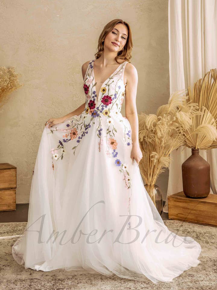 Robe de mariée romantique en ligne A avec fleurs colorées et dos ouvert pour la vente par Amber Commerce Group, MB