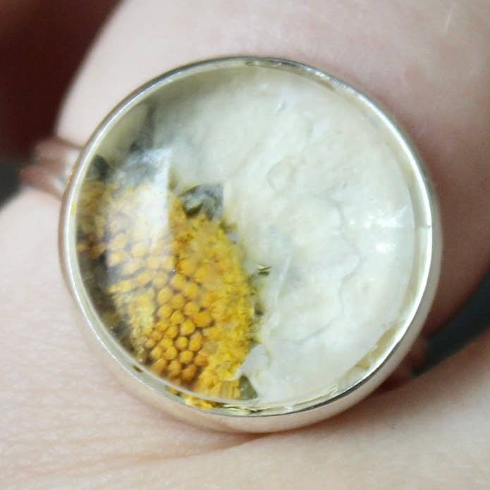 Bague marguerite blanche pressée • Véritable bijou fleur pressée • Bague ajustable • Bijoux faits main pour la vente par With Grace Jewelers