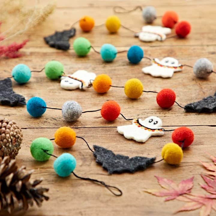 Ghirlanda di Halloween con fantasmi e pipistrelli in feltro per la vendita all'ingrosso da parte di The Paper High Gift Company Limited