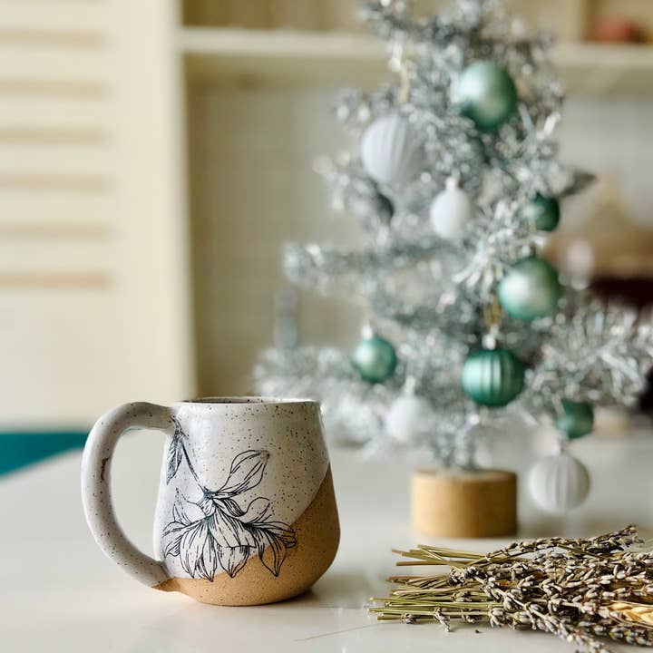 Hands On Ceramics – wholesale Kaffekoppar – Handgjord keramikmugg med blomdesign - Kaffemugg0