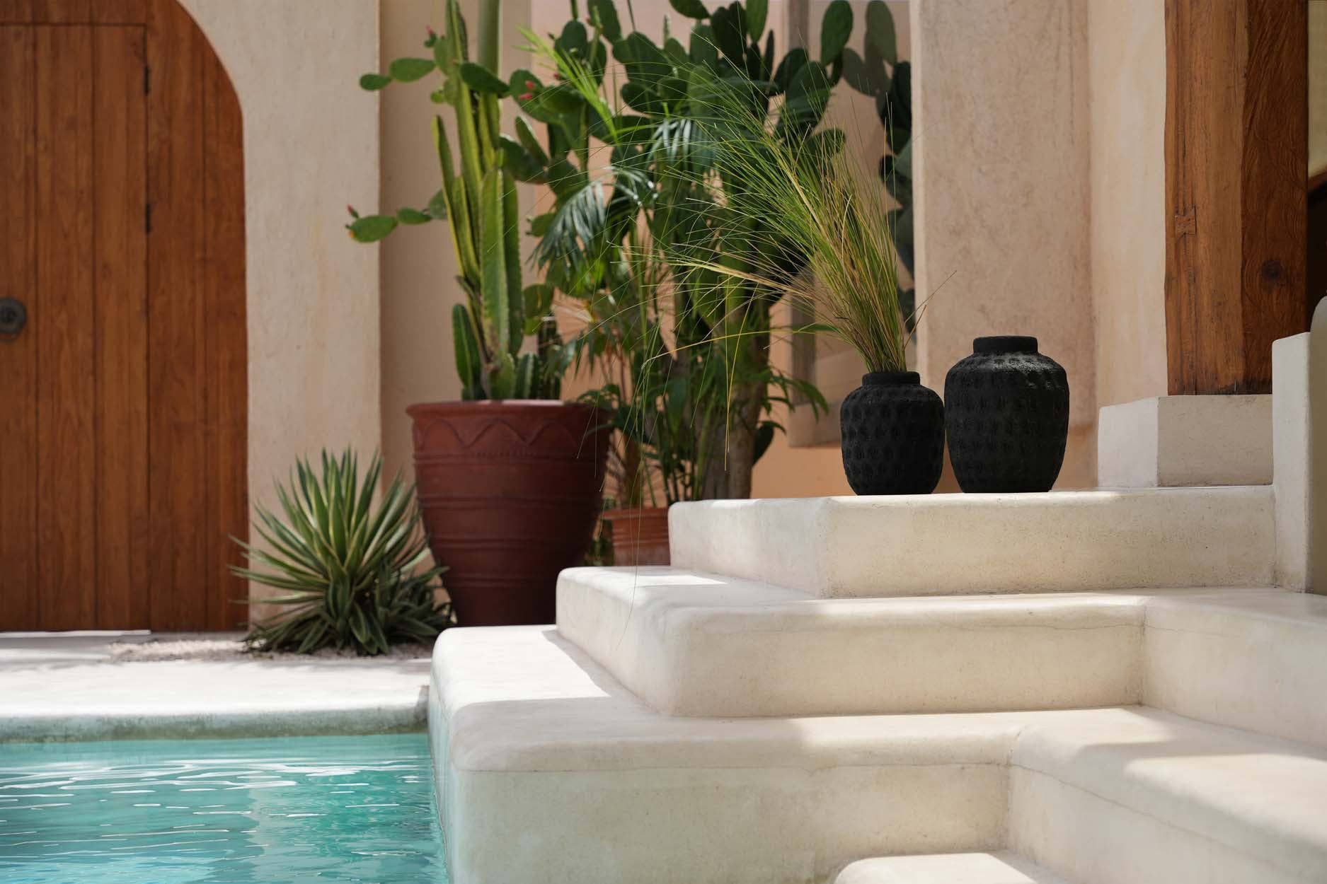 Bazar Bizar Living - Wholesale Vase - The Peaky Vase - Black - L2