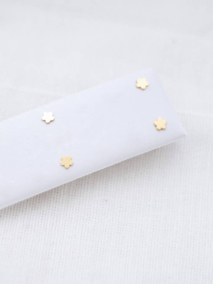 Boucle d'oreille à tige Sadie Flower en argent sterling et or 18 carats pour la vente par Lovely Breeze