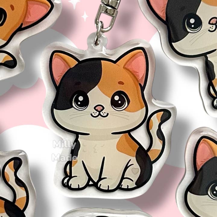 Calico korthåret kat akryl nøglering med epoxyharpiks | Let-klips, sød katte-tegneserie, håndtegnet design, gave til katteelsker for engroshandel hos Milly Made Designs