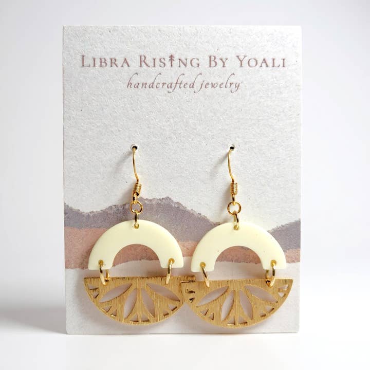 Brincos de Arco em Acrílico Marfim e Latão por atacado de Libra Ris↟ng By Yoali