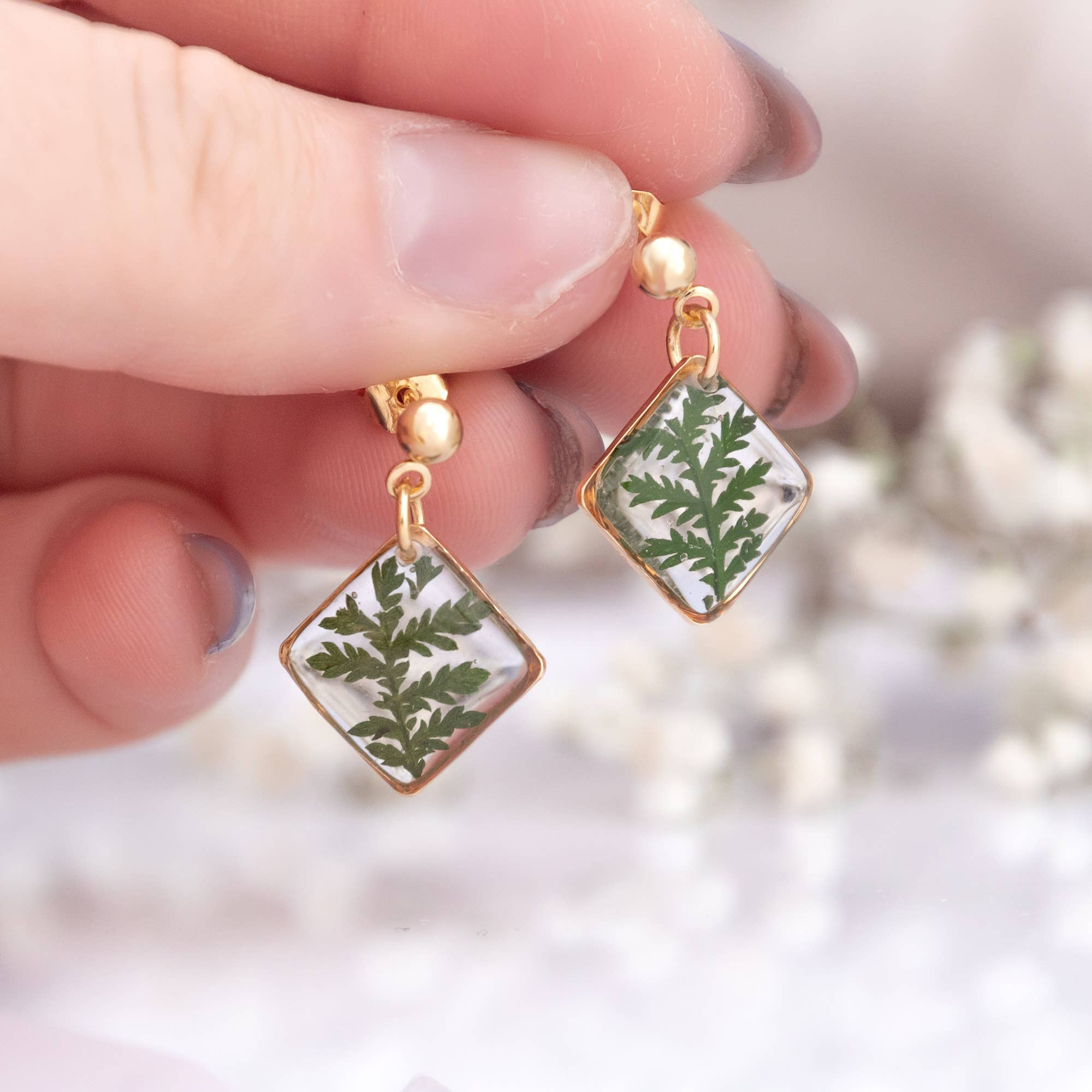 Allie and Posie – wholesale Dangle earrings – Gold drop earrings with real dried pressed fern leaves4