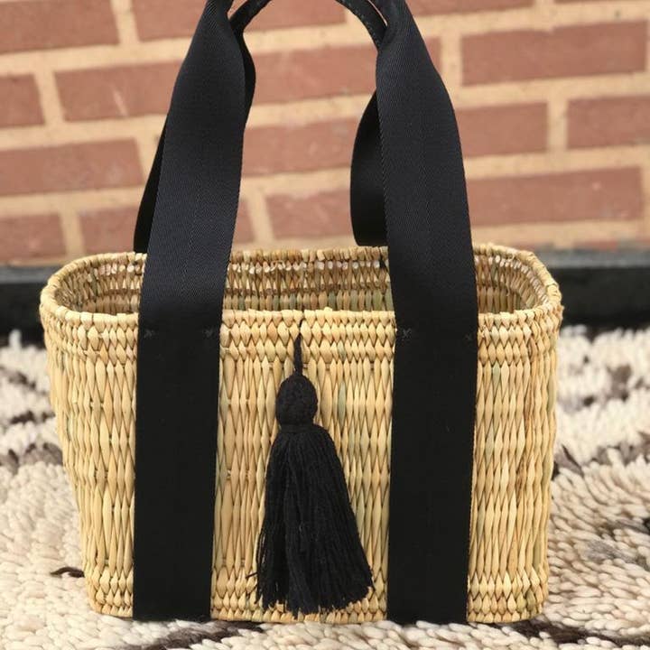 Petit panier classique marocain en osier à larges bretelles pour la vente par MARRAKECH METACRAFT LTD