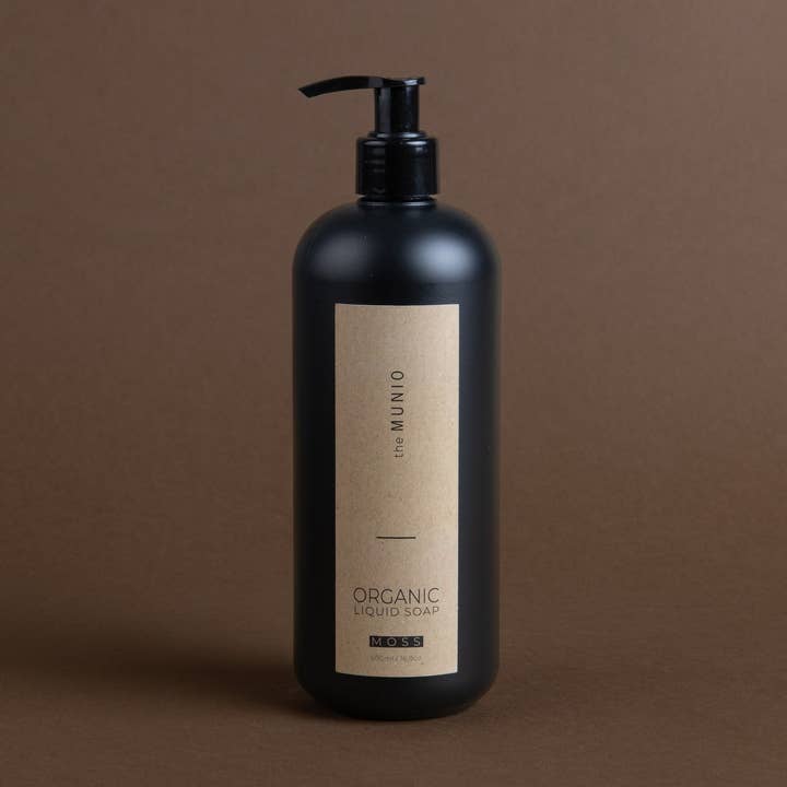 SAVON LIQUIDE BIOLOGIQUE MOSS DANS UNE BOUTEILLE NOIRE 500ML pour la vente par the MUNIO