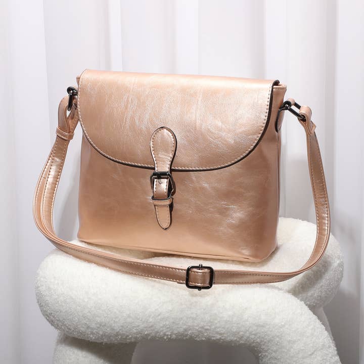 Praktische weiche Umhängetasche mit Klappe für den Großhandel von INES DELAURE