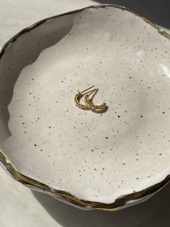 Boucles d'oreilles en or pavé pour la vente par BELLA BUDDHA BEADS