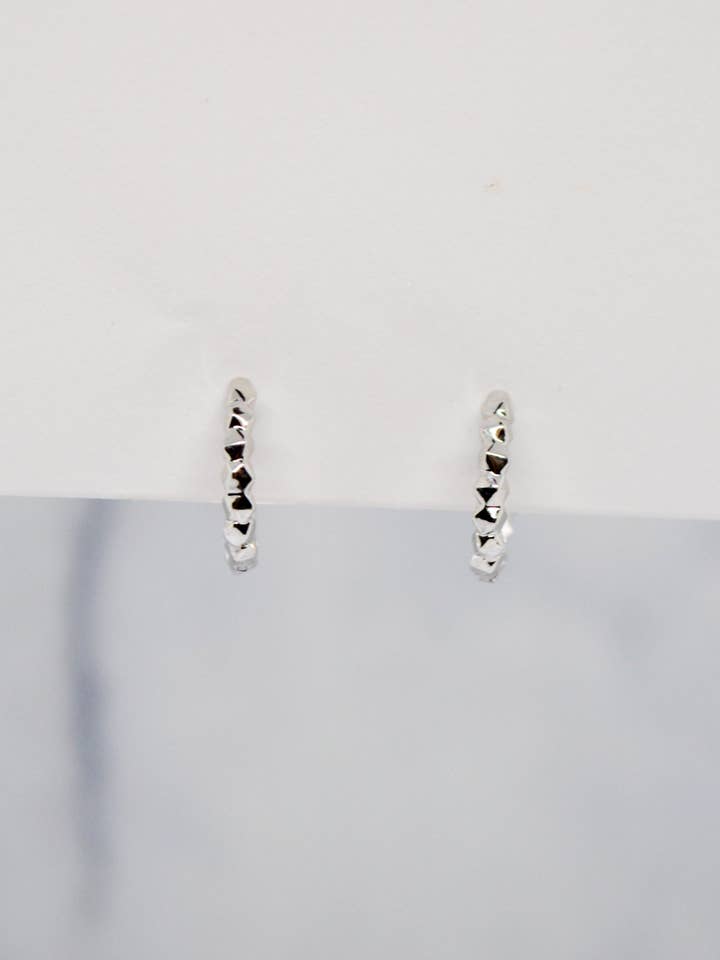 Luke Collection Huggie-Ohrringe mit weißer Rhodium-Platte, 12 mm, polierte Perlen für den Großhandel von Willa James