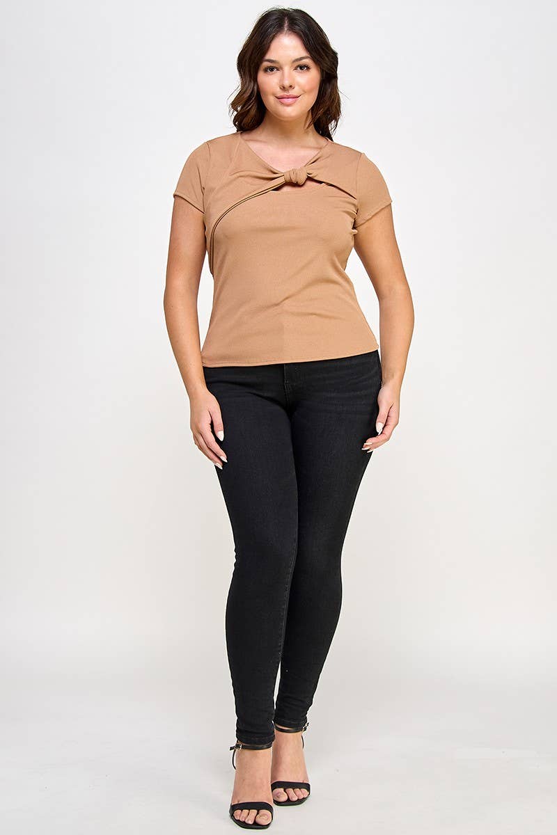 Haute Fox Plus Size & Contemporary – wholesale Stickad topp - Dam – Plus Size Asymmetrisk Utskuren Kortärmad Topp JK18676-T4