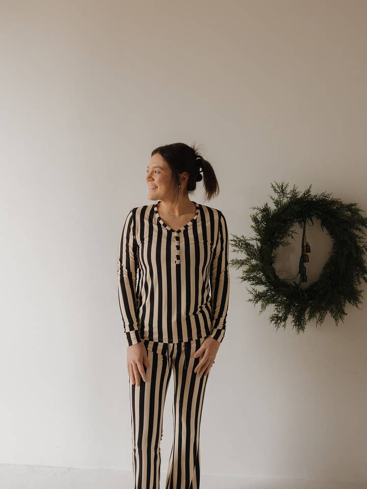Damepyjamas med lange ærmer i bambus | Midnight Stripe for engroshandel hos Forever French Baby