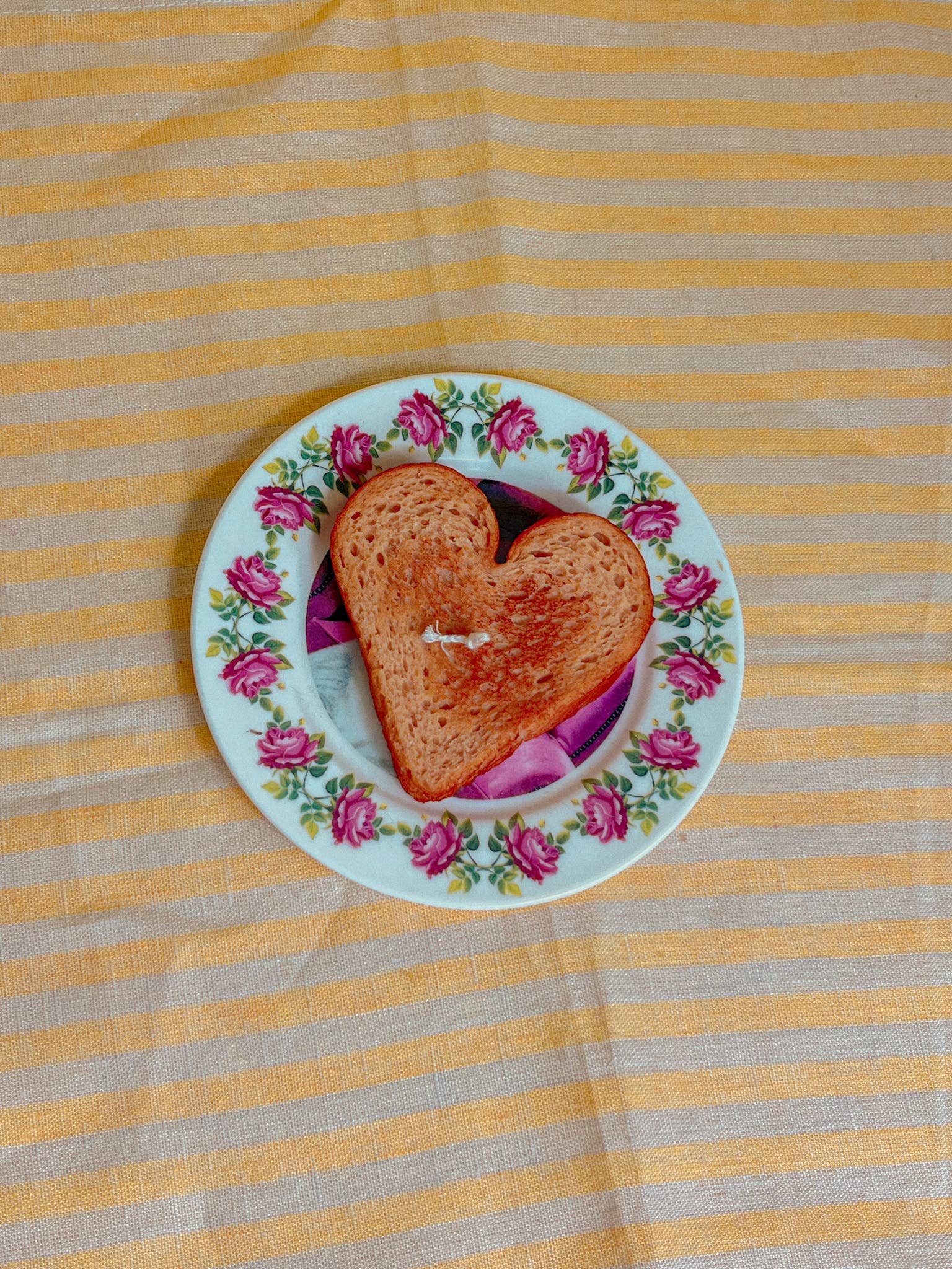 The Wednesday Co - Wholesale Grappige kaars - Con Pan Y Amor - Hartvormige toast1