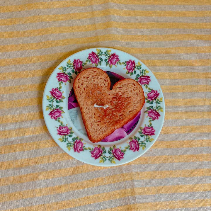 The Wednesday Co - Wholesale Grappige kaars - Con Pan Y Amor - Hartvormige toast1