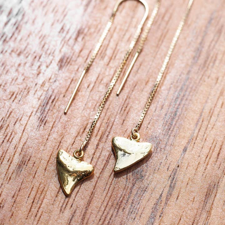Ke Aloha Jewelry - Wholesale Hangende/ronde oorbellen - Petite Gold Shark Tooth Threader Oorbellen - Mano Petite6