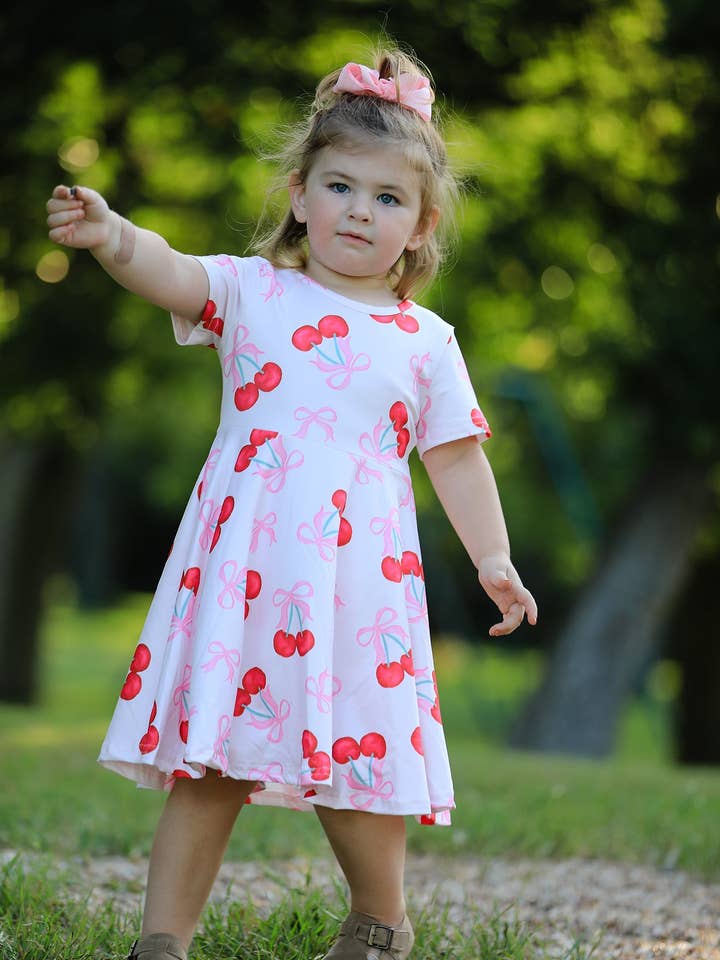 Robe vibrante à motif cerise pour filles pour la vente par Rylee Faith Designs