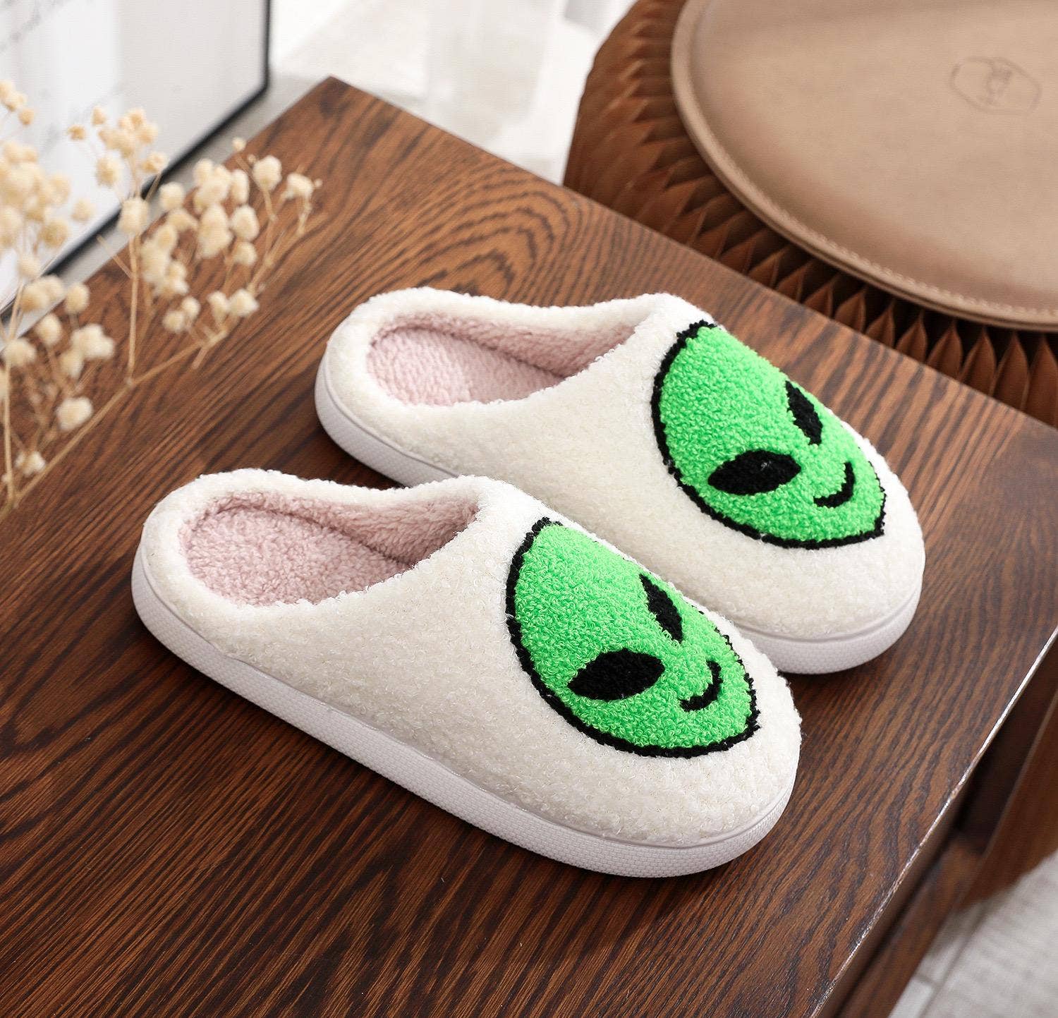 Weavey Studio - Venta al por mayor Zapatillas para casa - Mujer - Zapatillas mullidas Green Alien, zapatos cálidos de forro polar suave0