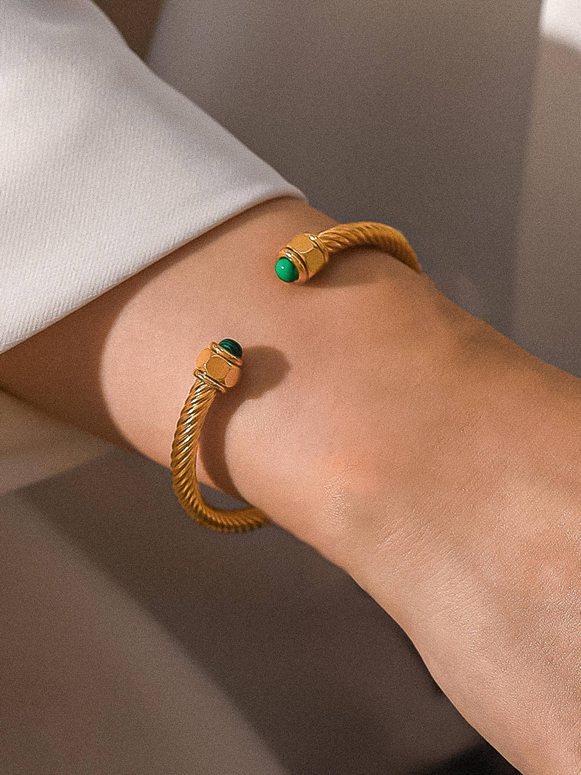 Verde Brazalete trenzado con piedra y baño de oro de 18K, sin desgaste de venta al por mayor en Faire2