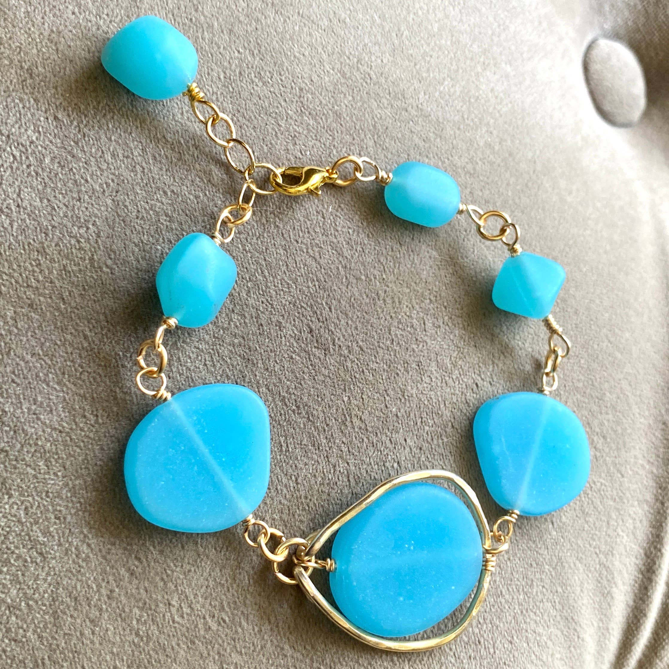 Marble Designs Jewelry - Vendita all'ingrosso Braccialetto con ciondolo/pendente - Bracciale con Cornice Martellata in Oro Vetro Satinato Blu Opaco1