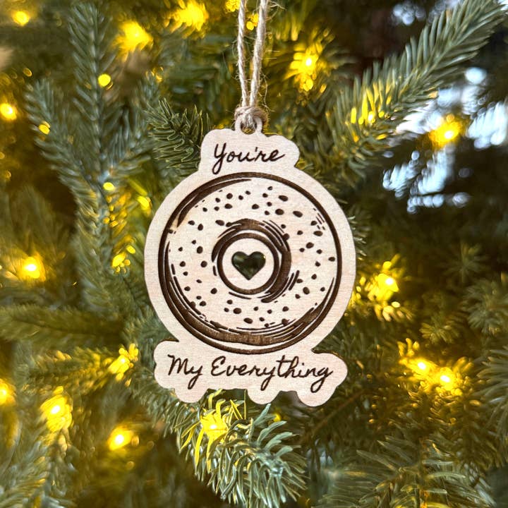 Du er min alting (Bagel) Indgraveret Træpynt© for engroshandel hos Aurora North Home