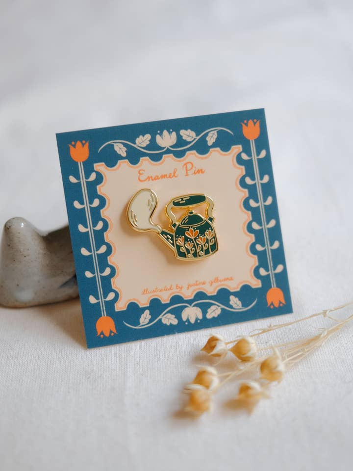 Épingle en émail pour bouilloire à thé pour la vente par Justine Gilbuena