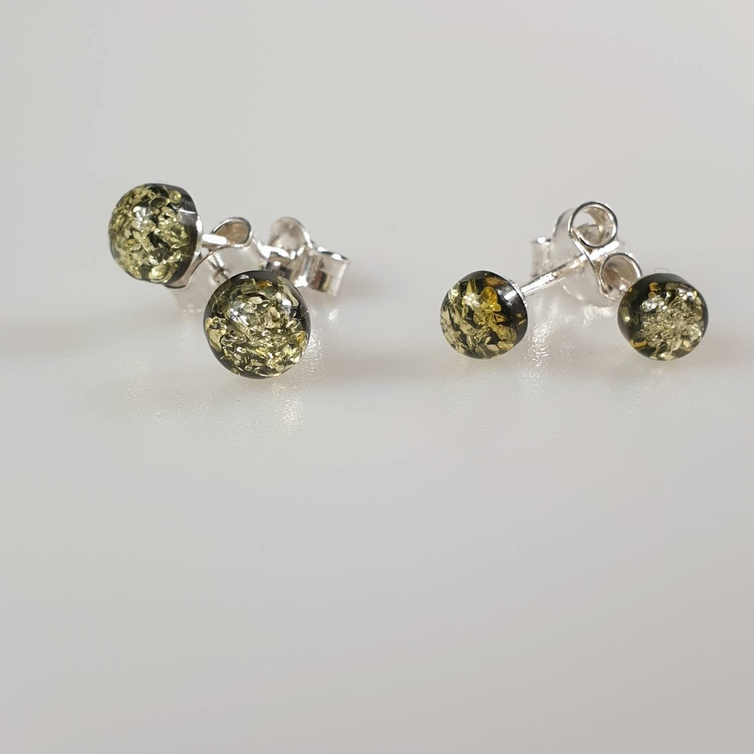 AmberLithuania – wholesale Solitärörhängen – Gröna bärnstenörhängen med stift i sterlingsilver 9252