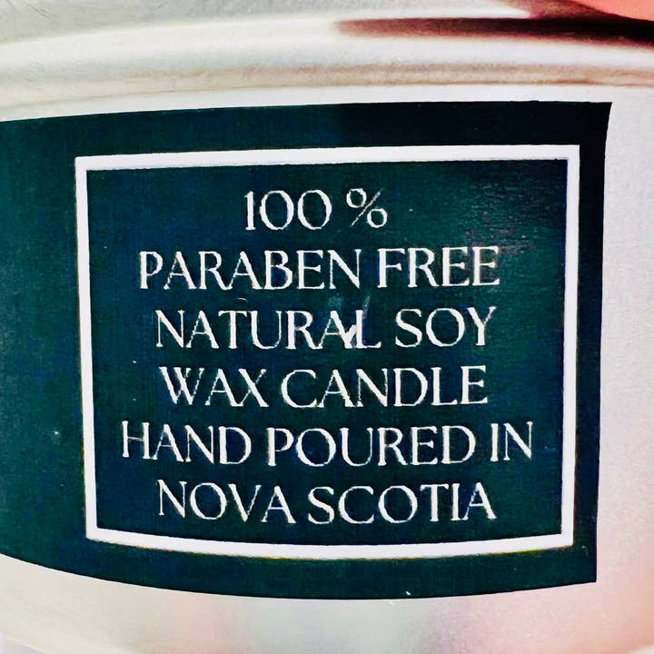 NovelTea Bookstore & Gifts – Engroshandel Rejsestearinlys – Gammel boghandel - Læder & kaffe duftende sort etiketlys6