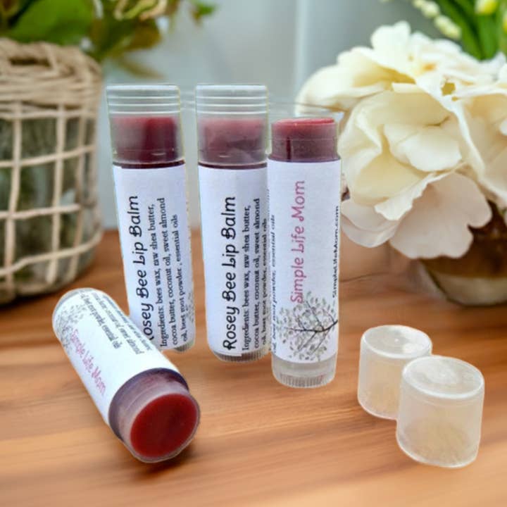 Simple Life Mom - Vendita all'ingrosso Burro di cacao - ROSEY BEE BALSAMO LABBRA - balsamo labbra naturale, colorato di rosso con olio essenziale di menta piperita, idratante colorato per labbra rosse, tinta per labbra6
