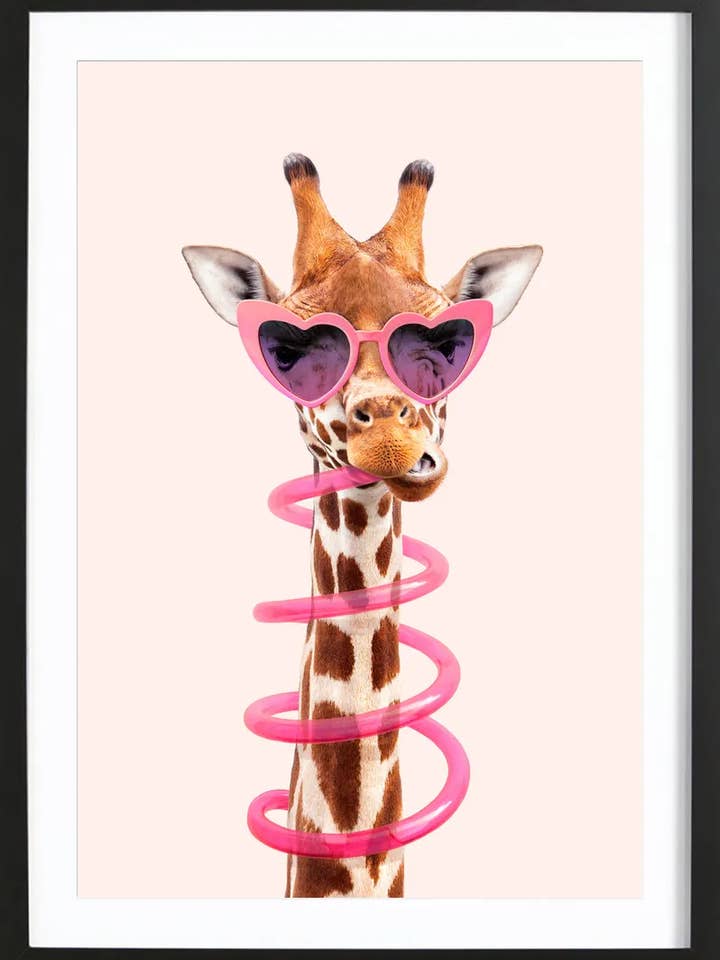 Poster encadré de qualité supérieure girafe assoiffée pour la vente par JUNIQE