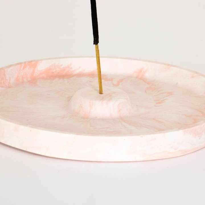 Porte-encens rond en jesmonite marbré rose et blanc pour la vente par Lunar Living