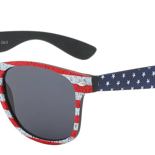 CADRE NOIR AU DESIGN ICONIQUE RÉTRO REWIND DRAPEAU USA pour la vente par Luna Sunglasses