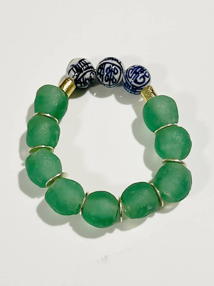 Bracelet extensible en verre recyclé et perles de chinoiserie - Vert pour la vente par GentrybyJenna