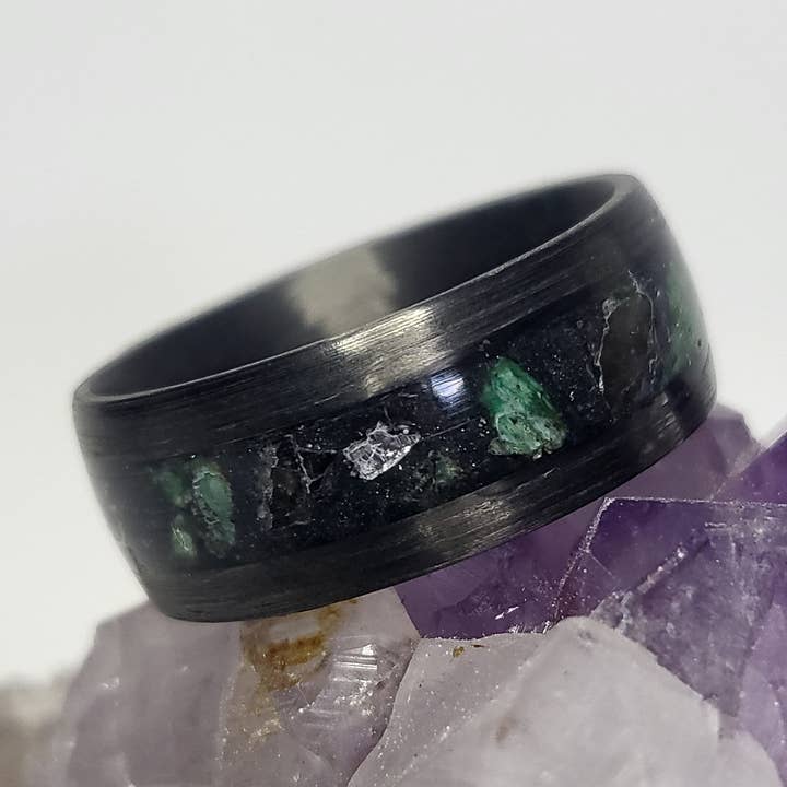 Bague en fibre de carbone : malachite, quartz, améthyste, poudre luminescente UV pour la vente par Natural Evolution Design