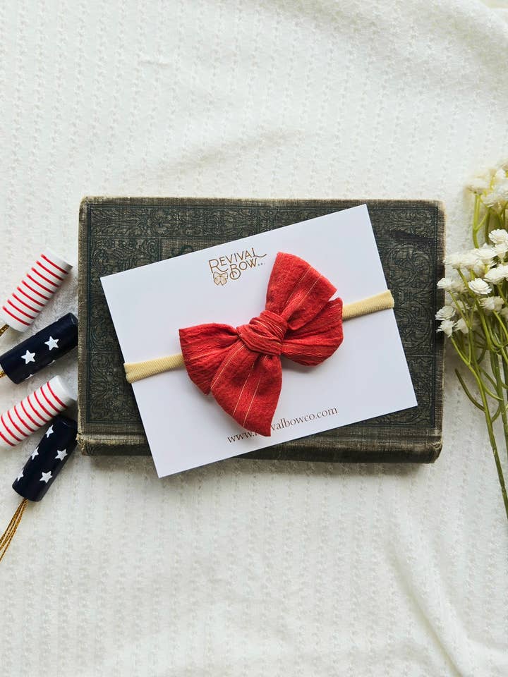 Lille pinwheel-sløjfe på hårbøjle • Tekstureret varm rød • Sommer for engroshandel hos Revival Bow Co.