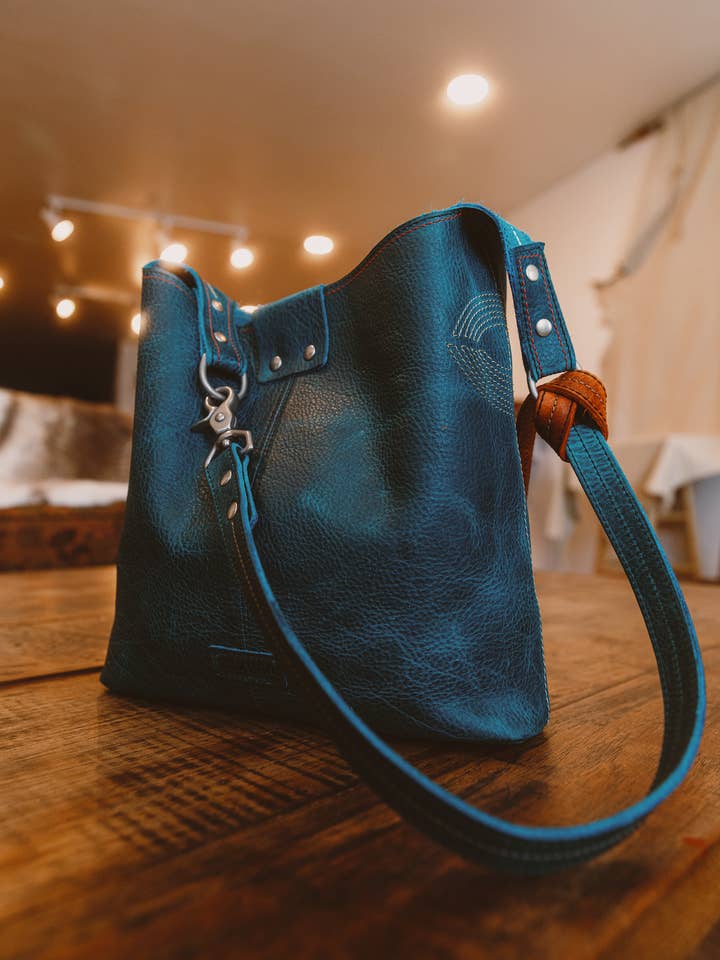 Sac à bandoulière ajustable pour toute la journée | Cuir bleu pour la vente par Maven Leather + Design