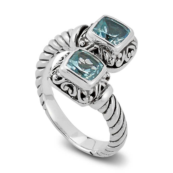 Anneau de contournement de câble torsadé SS avec topaze bleue coussin pour la vente par Eli Pebble