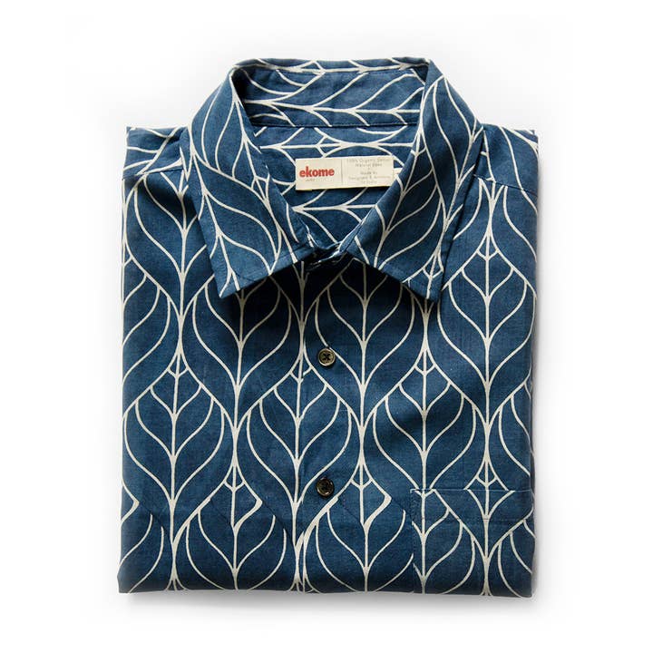 Chemise Oceana à imprimé feuilles pour la vente par Ekome Studio