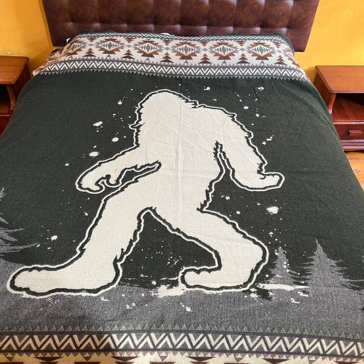 Los Andes Shop - Wholesale Bedding Blanket - Sasquatch Queen Blanket "Splatter" Design