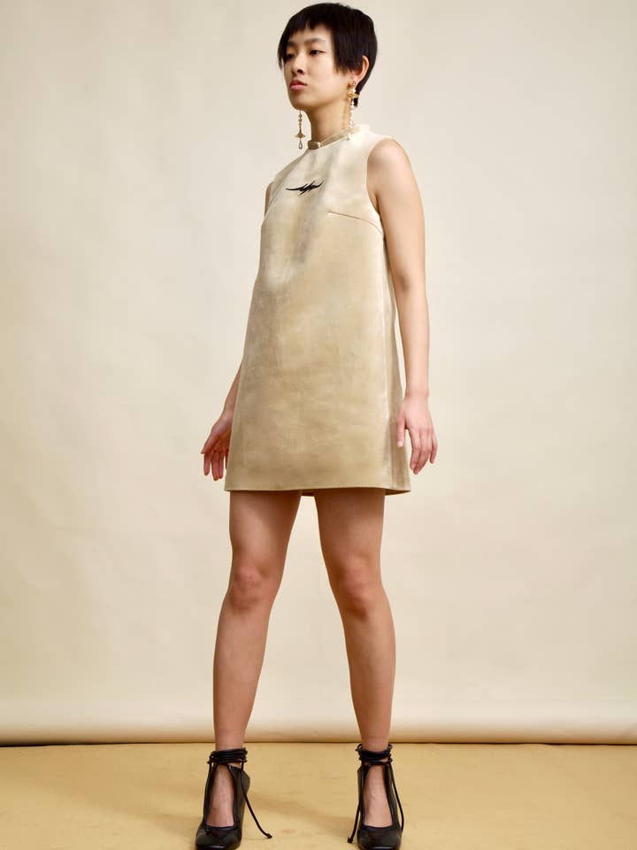 Davia - beiges Samtkleid für den Großhandel von VOLROSE