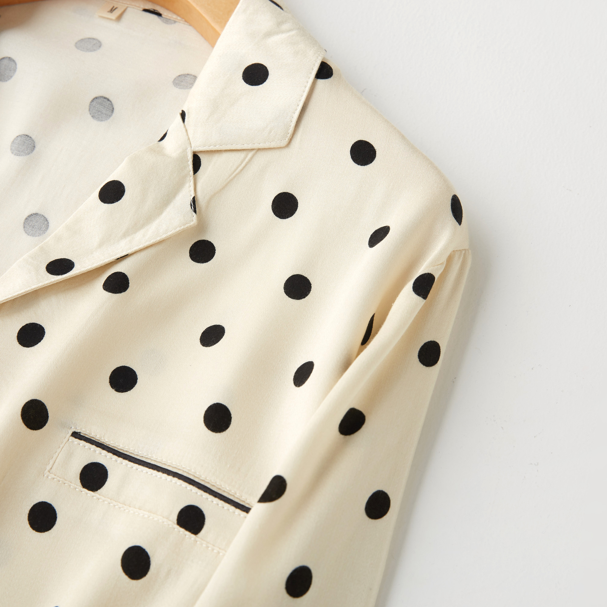 DrifWoo - Venta al por mayor Conjunto de ropa para dormir - Mujer - Conjunto de pijama de viscosa con lunares – Ropa de spa y descanso suave1