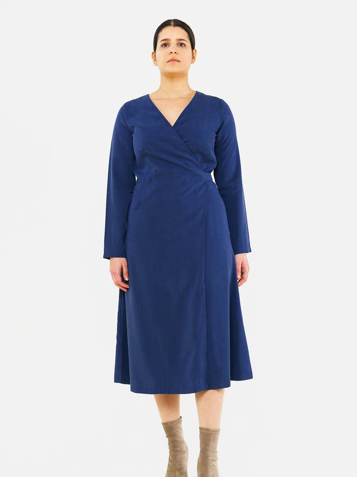 Robe portefeuille « MA-LAA » en tencel bleu pour la vente par Studio Hertzberg