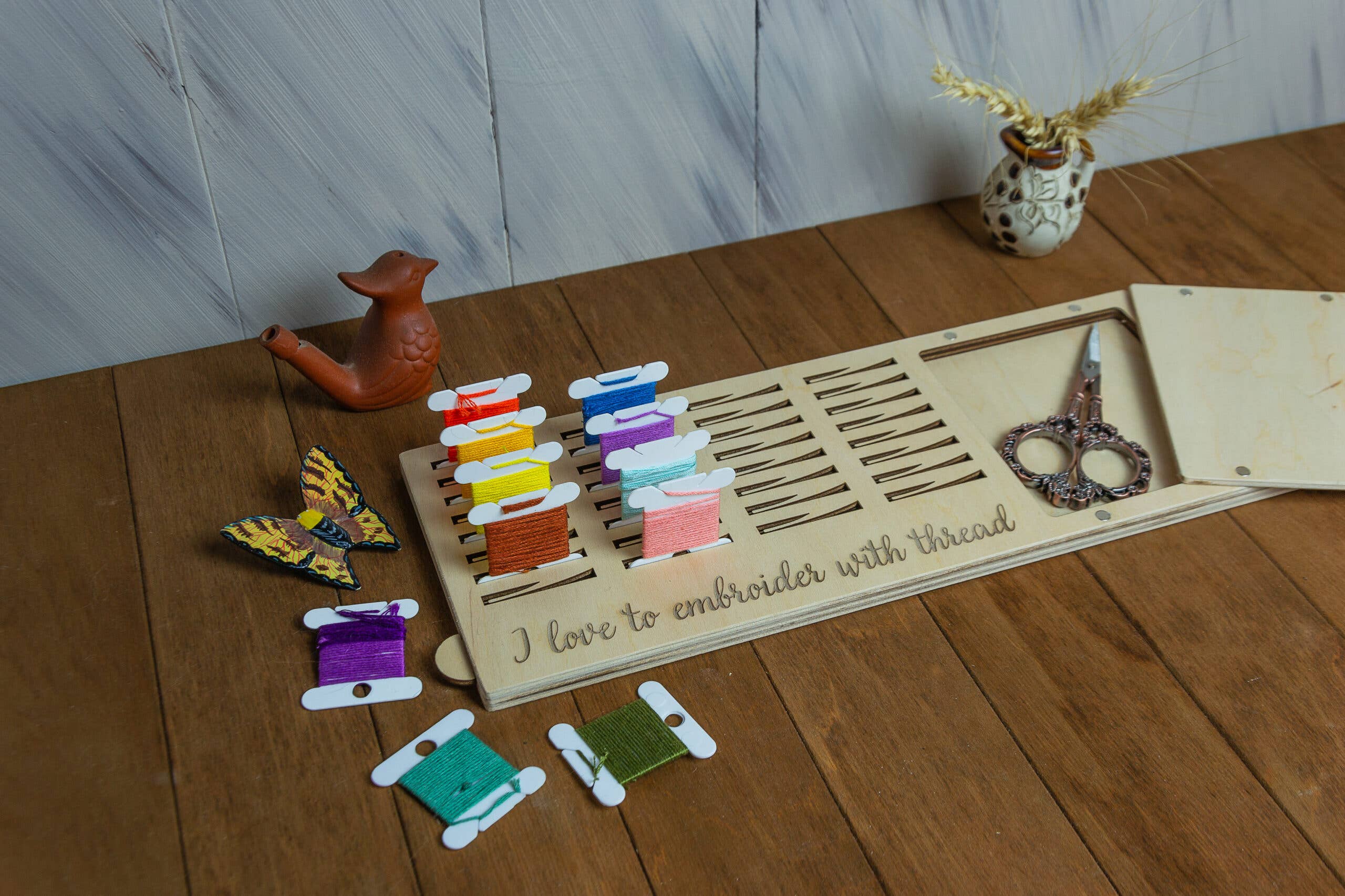 Embroidery craft – wholesale Embroidery/cross-stitch supplies – Wood Bobbin Organizer with Magnetic Needle Minder6