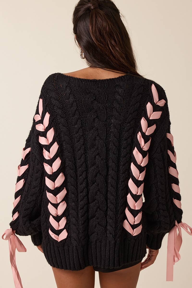NOIR PULL EN MAILLE CÂBLÉE À MANCHES LONGUES AVEC RUBAN ROSE PÂLE en vente sur Faire3