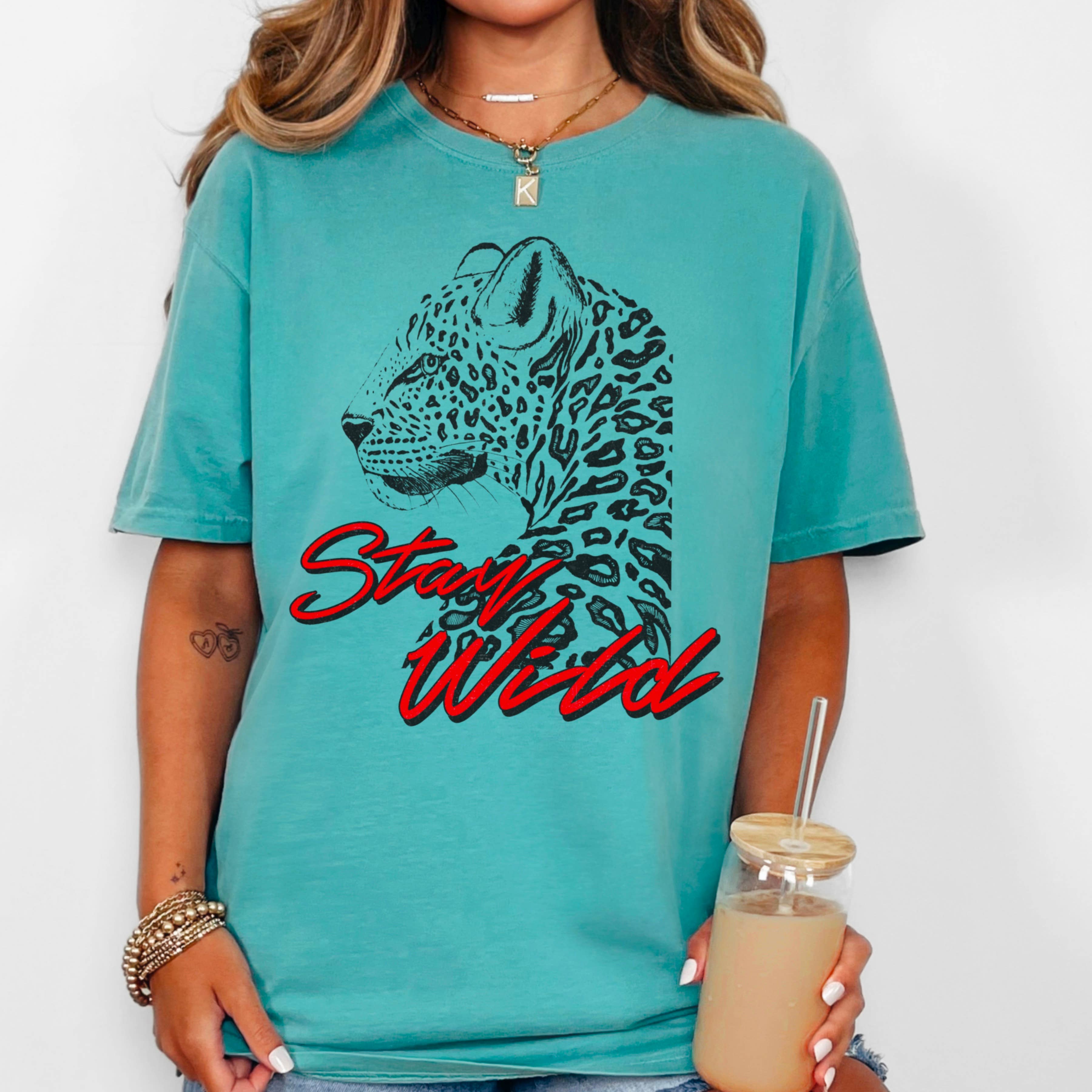 Shoppe SHC - Vendita all'ingrosso Tunica - Donna - Maglietta Grafica Retro Grunge Stay Wild | Comfort Color16