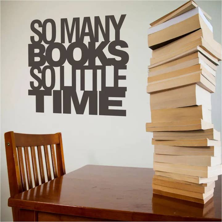 Tant de livres en si peu de temps | Reading Wall Quote pour la vente par The Simple Stencil