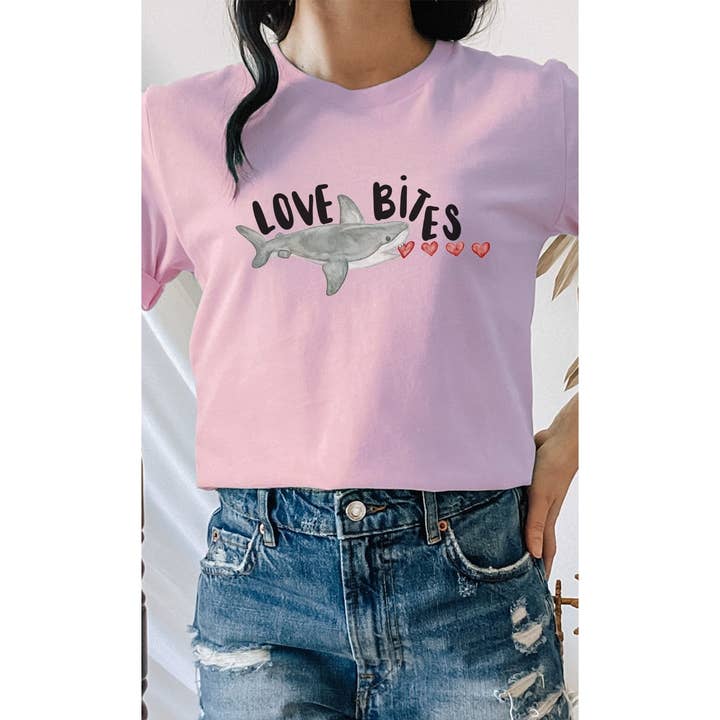 Kissed Apparel - Venta al por mayor Camiseta serigrafiada - Mujer - Camiseta con estampado de tiburón devorador de corazones de Love Bites